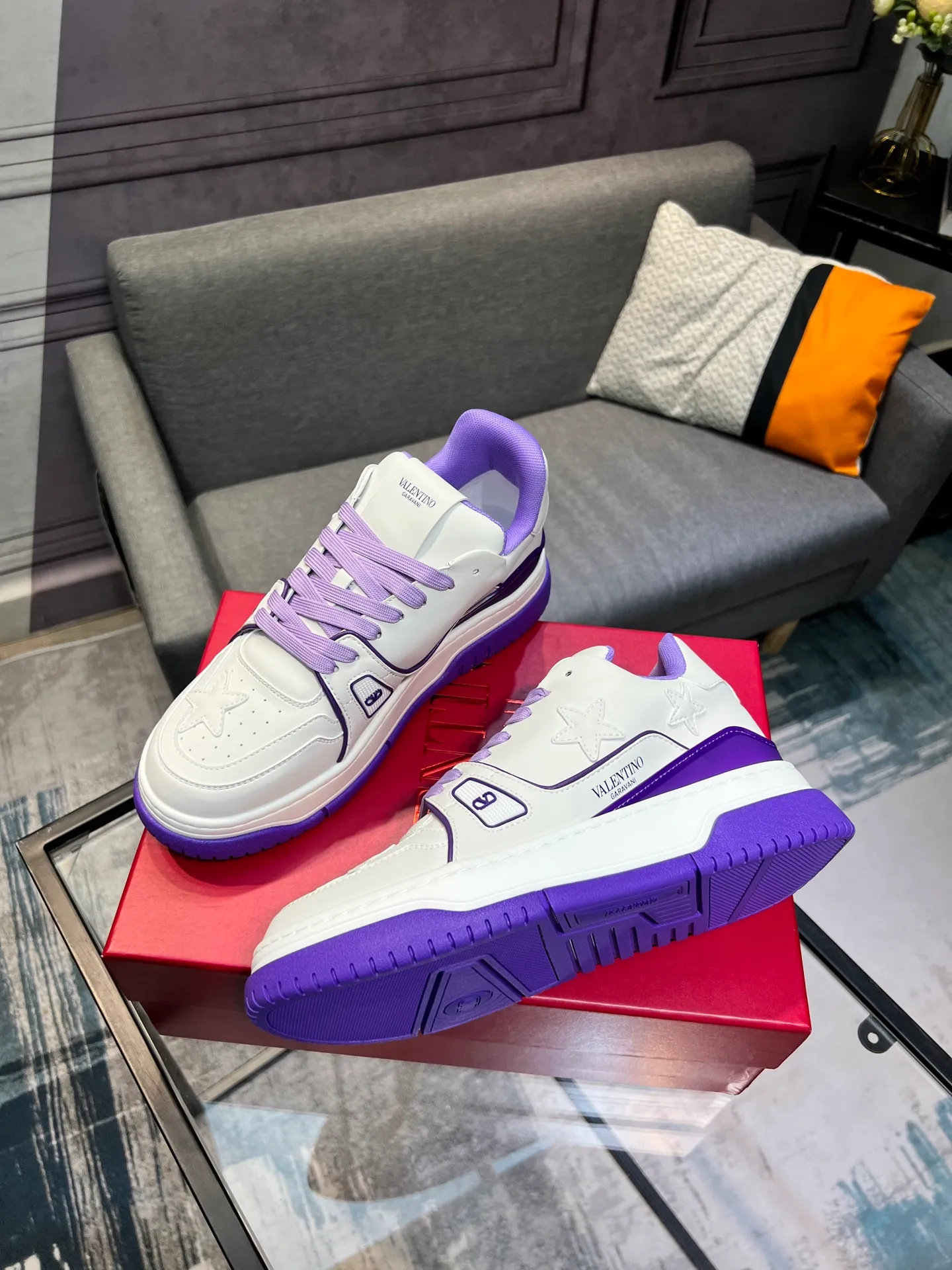 Men's Men's Shoes 💰660 Valentino 2023 early autumn new star shoes are now online! Wang Hedi and Ren Jialun have been worn by many celebrities. Who can refuse the same couple shoes as Wang Hedi! The design of Stars Stab My Heart is cool and spicy. The material of the shoes is cowhide, and every color is beautiful! Size 35-40, men’s size 39-44 (women’s 41, men’s 38, 45🉑️customized)